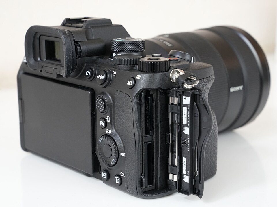 Sony α7 IV dual CFexpress Type A / SD card slots